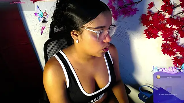 Snapshot of chleo_rosse chatting on June 16, 1:30 am chleo rosse online show from June 16, 1:30 am