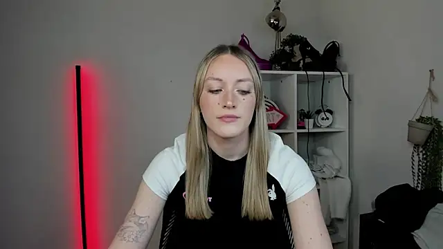 EvelynBlond online show from April 2, 12:36 pm