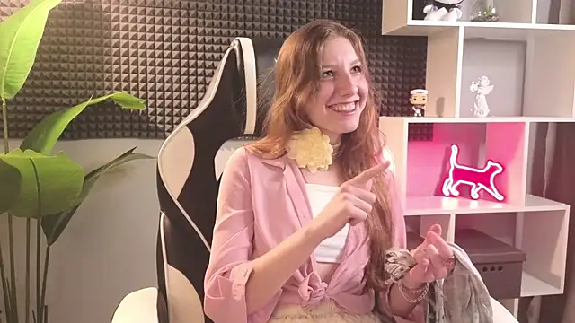 HazeLuneth online show from February 12, 8:42 am