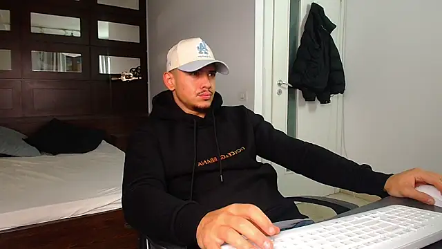 ElijahThorne online show from February 9, 5:44 am