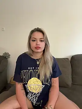 Snapshot of Ibolya_7 chatting on May 8, 5:07 pm Ibolya 7 online show from May 8, 5:07 pm