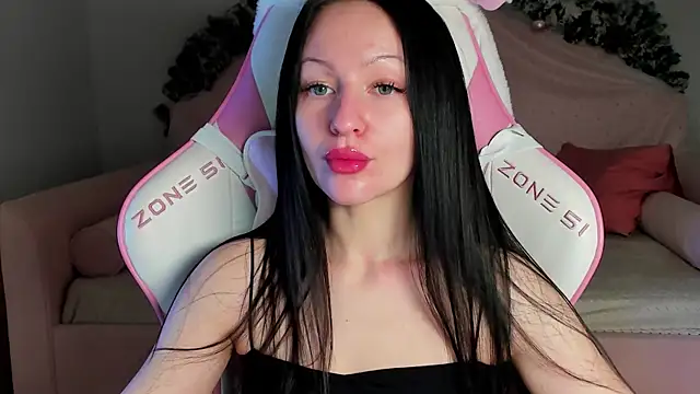 Snapshot of NaomiBlakes chatting on December 18, 5:24 am NaomiBlakes online show from December 18, 5:24 am