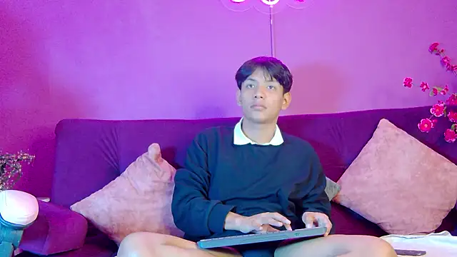 Snapshot of Liam_Sinclair chatting on February 5, 7:29 pm Liam Sinclair online show from February 5, 7:29 pm