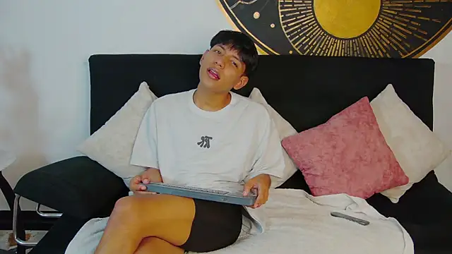 Snapshot of Liam_Sinclair chatting on February 17, 8:37 pm Liam Sinclair online show from February 17, 8:37 pm