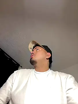 Snapshot of Henry_villa23 chatting on December 17, 5:46 am Henry villa23 online show from December 17, 5:46 am