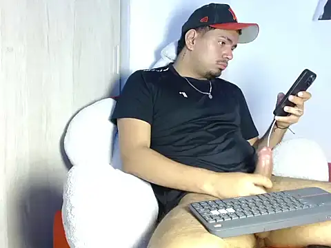 Snapshot of Henry_villa23 chatting on February 11, 4:17 am Henry villa23 online show from February 11, 4:17 am