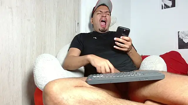 Snapshot of Henry_villa23 chatting on February 19, 5:47 am Henry villa23 online show from February 19, 5:47 am