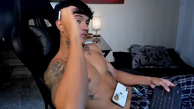 Snapshot of aress_damon chatting on December 18, 10:05 pm aress damon online show from December 18, 10:05 pm