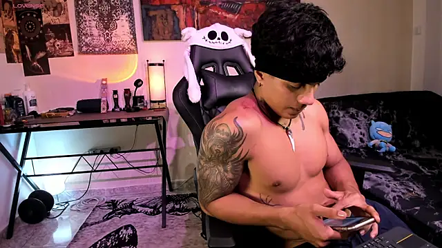 Snapshot of aress_damon chatting on January 15, 12:04 am aress damon online show from January 15, 12:04 am