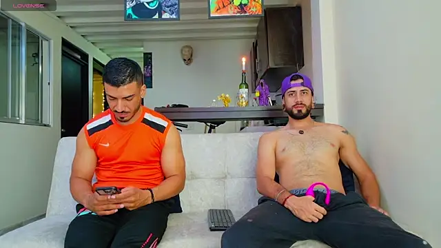 Snapshot of heteros_curious chatting on December 16, 11:43 pm heteros curious online show from December 16, 11:43 pm