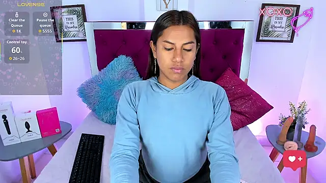 Samantha  F W online show from April 9, 2:22 pm