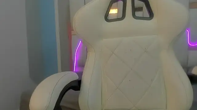 Snapshot of mask_red_girl chatting on February 4, 7:53 pm mask red girl online show from February 4, 7:53 pm