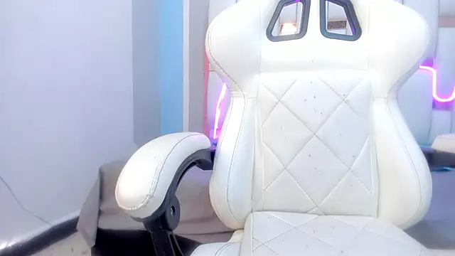 Snapshot of mask_red_girl chatting on February 5, 1:05 pm mask red girl online show from February 5, 1:05 pm