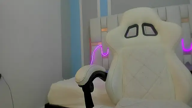 Snapshot of mask_red_girl chatting on February 11, 12:32 pm mask red girl online show from February 11, 12:32 pm