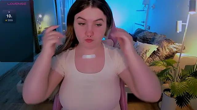 lovelyy julia online show from April 21, 8:20 am