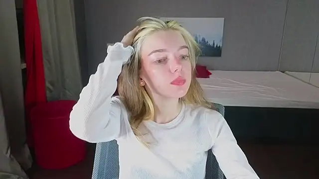 MILLIE MUR online show from December 14, 5:13 am