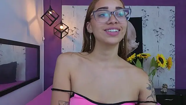 Snapshot of Antonella_mc chatting on May 6, 12:43 pm Antonella mc online show from May 6, 12:43 pm