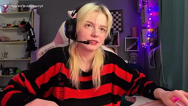 KittyLarva online show from January 9, 8:50 am