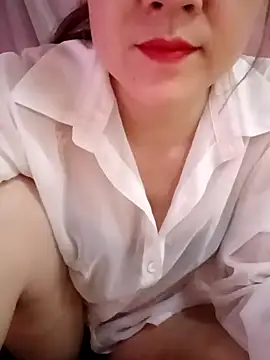 Snapshot of Lily-ross22 chatting on April 19, 4:39 pm Lily-ross22 online show from April 19, 4:39 pm
