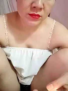 Snapshot of Lily-ross22 chatting on May 24, 4:12 pm Lily-ross22 online show from May 24, 4:12 pm