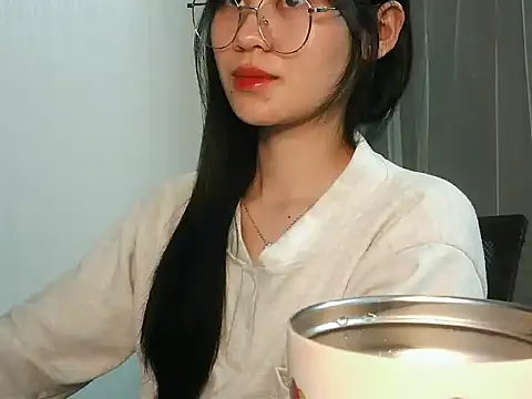 Snapshot of Nunaa18 chatting on February 4, 6:14 pm Nunaa18 online show from February 4, 6:14 pm