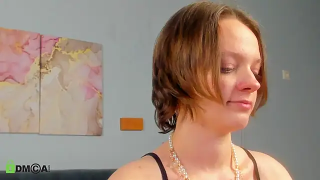 Olivia Riesz online show from May 7, 1:33 am