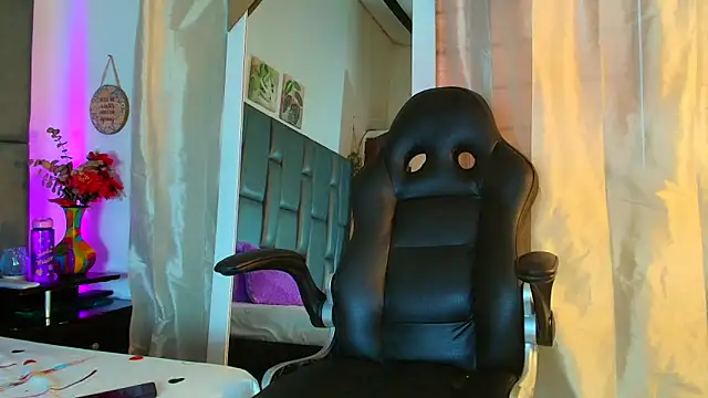 Snapshot of TashaNaughty4u chatting on April 22, 7:37 pm TashaNaughty4u online show from April 22, 7:37 pm