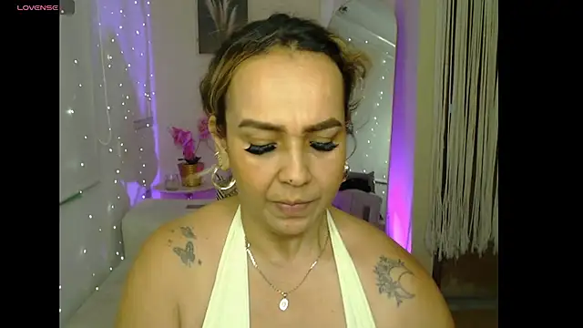 Snapshot of Aunty_milf chatting on June 23, 9:02 pm Aunty milf online show from June 23, 9:02 pm