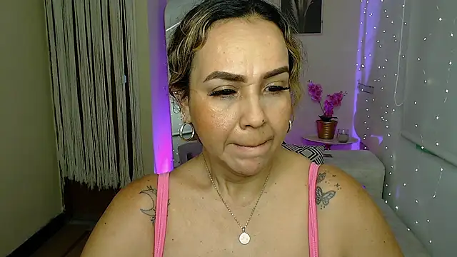 Snapshot of Aunty_milf chatting on July 6, 8:11 pm Aunty milf online show from July 6, 8:11 pm