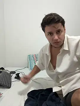 Snapshot of RicoValen chatting on February 17, 1:35 am RicoValen online show from February 17, 1:35 am