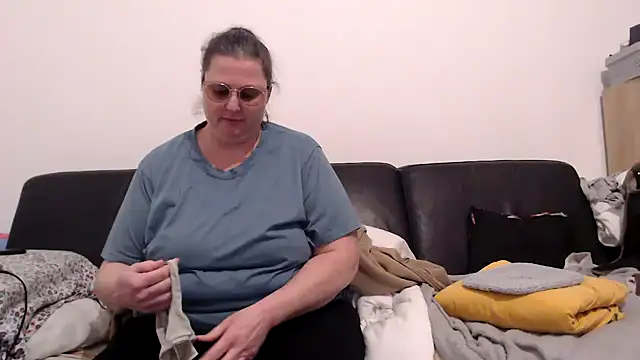 bea french curvy online show from February 10, 9:19 pm