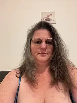 Snapshot of bea_french_curvy chatting on April 25, 9:23 pm bea french curvy online show from April 25, 9:23 pm
