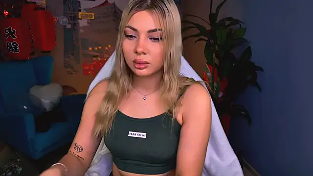 HyileyClark online show from February 24, 9:18 am