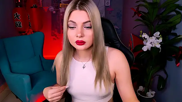 HyileyClark online show from April 6, 1:34 pm