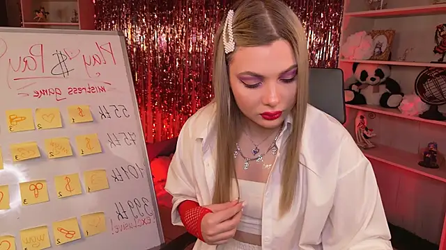 HyileyClark online show from April 10, 9:47 am