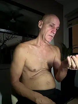 Snapshot of Elosoo chatting on January 10, 11:01 am Elosoo online show from January 10, 11:01 am