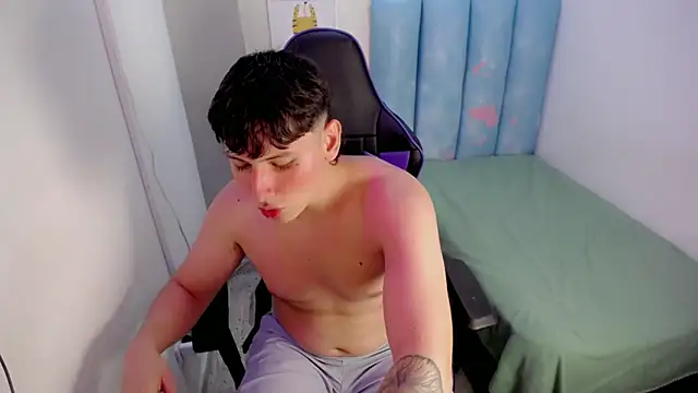 Snapshot of d_moneyy_ chatting on December 5, 8:27 pm d moneyy online show from December 5, 8:27 pm