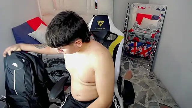 Snapshot of d_moneyy_ chatting on December 14, 3:23 am d moneyy online show from December 14, 3:23 am