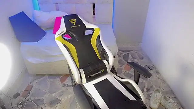 Snapshot of d_moneyy_ chatting on January 14, 9:37 am d moneyy online show from January 14, 9:37 am