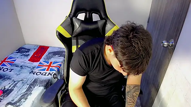 Snapshot of d_moneyy_ chatting on February 27, 3:39 am d moneyy online show from February 27, 3:39 am