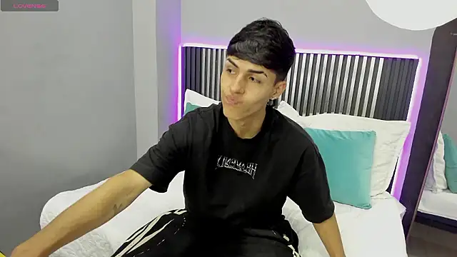 Ethan Jamees online show from March 3, 8:15 pm