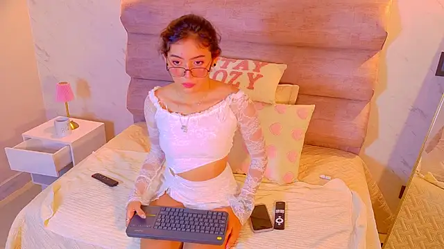 Mia Cullen online show from December 17, 12:00 pm