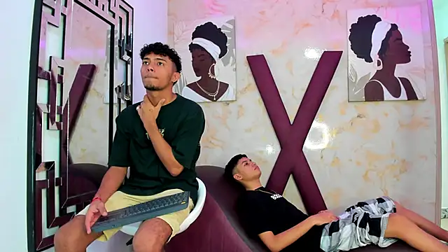 Snapshot of COUPLES_BOYS chatting on February 20, 1:24 am COUPLES BOYS online show from February 20, 1:24 am