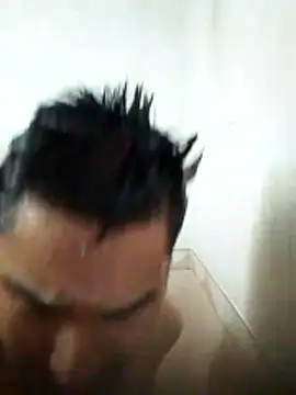 Snapshot of cristian112090 chatting on June 14, 6:04 am cristian112090 online show from June 14, 6:04 am