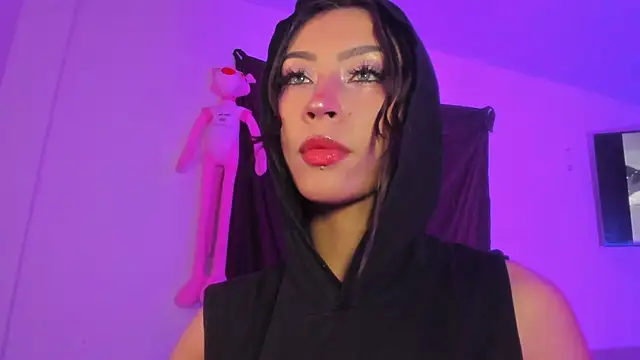 Snapshot of Ounla_Sweet chatting on July 1, 5:53 am Ounla Sweet online show from July 1, 5:53 am