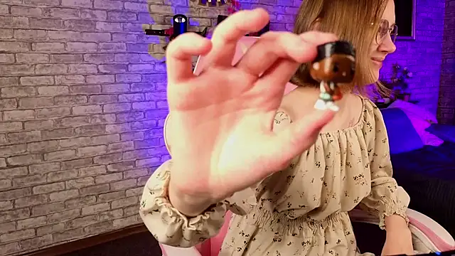 Mia Mooore online show from December 5, 1:52 pm