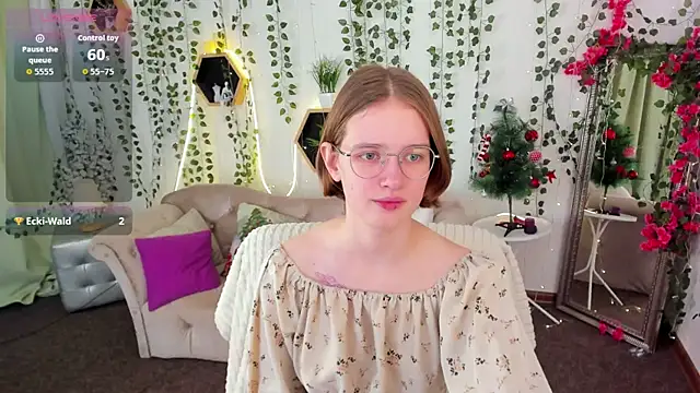 Mia Mooore online show from December 18, 2:01 pm