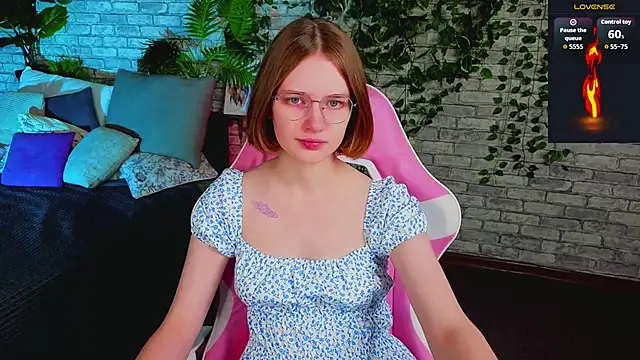 Mia Mooore online show from February 1, 1:31 pm