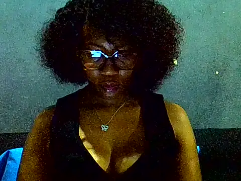 Snapshot of PreettyTee chatting on July 17, 1:45 am PreettyTee online show from July 17, 1:45 am