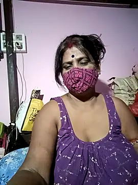 Snapshot of me-pari-hu chatting on April 11, 8:24 pm me-pari-hu online show from April 11, 8:24 pm